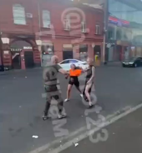"Дядя, не трогай их! Дядя, не бей!"