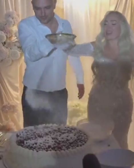 Куда грязными руками!