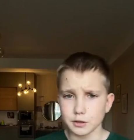 Пацан поставил на место мужика, который оскорбил в видео его маму