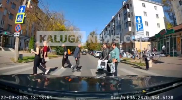 В Калуге пьяный мужчина толкнул пенсионерку и получил смачный поджопник от очевидицы