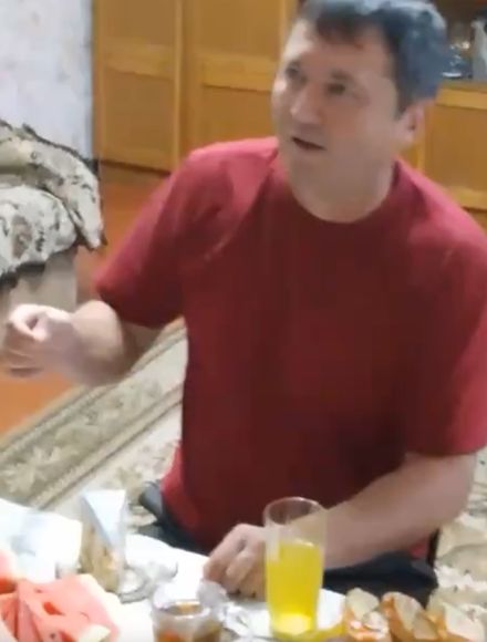 Когда остаётся один кусок торта, а за столом сидят мама и дети, только папа скажет, что он наелся...⁠⁠