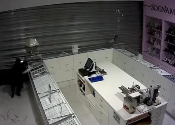 Владелец магазина использует генератор тумана, чтобы не дать ворам ограбить его магазин