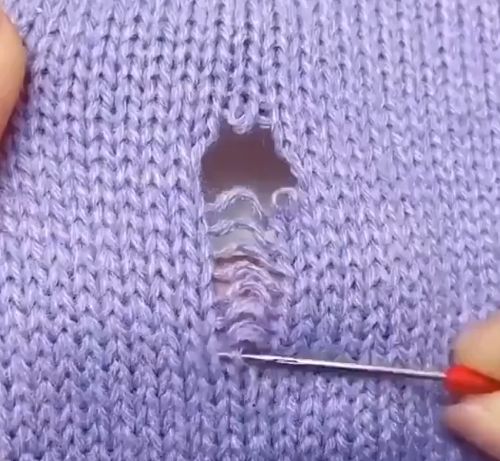 Кто-то заделывает дырку без инструкций