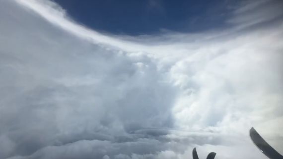 Вид с борта самолёта C-130, летящего в эпицентре урагана «Мелисса»