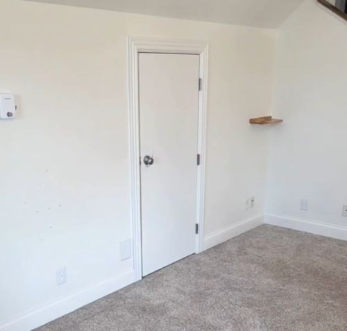 Отец сделал своим детям маленький салун