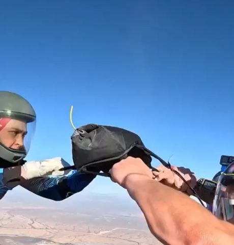 "Прощай Бен, лети свободно", - парашютисты развеивают прах товарища⁠⁠