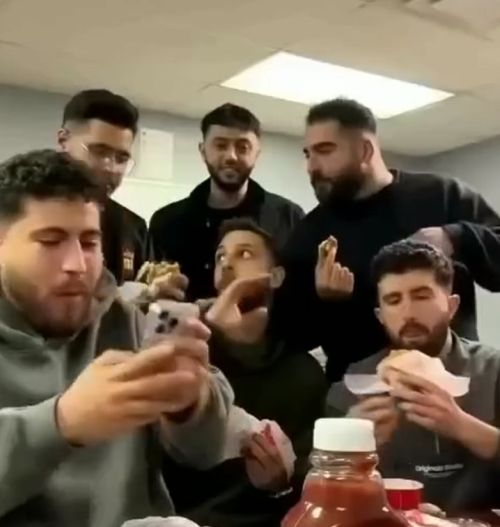 Зависает с пацанами⁠⁠
