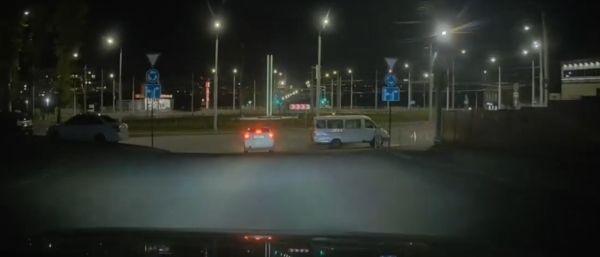 Уже и стрелочки нарисовали и разметку и островок, все равно лезут...