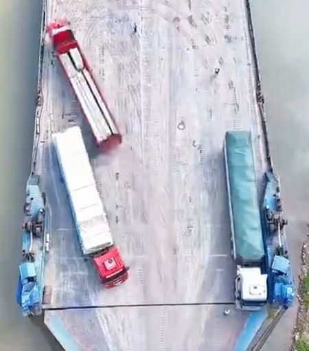 Парковка полуприцепов на пароме (таймлапс)