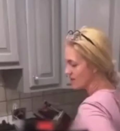 Выкрутилась. Или...)