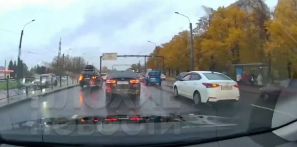 В Питере водители не поделили дорогу и устроили словесный конфликт