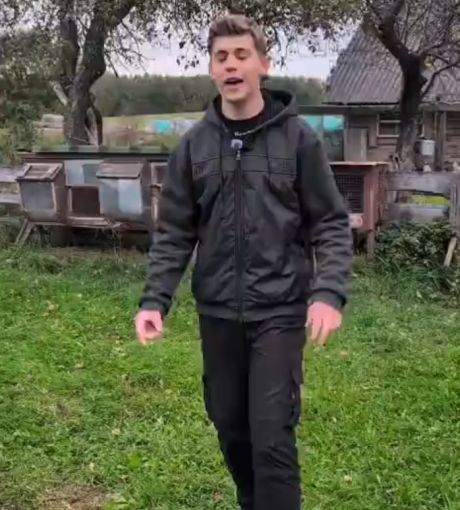 Нашли его на дороге и не смогли проехать мимо...