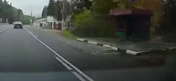 Поворотник показал налево, а повернул направо.