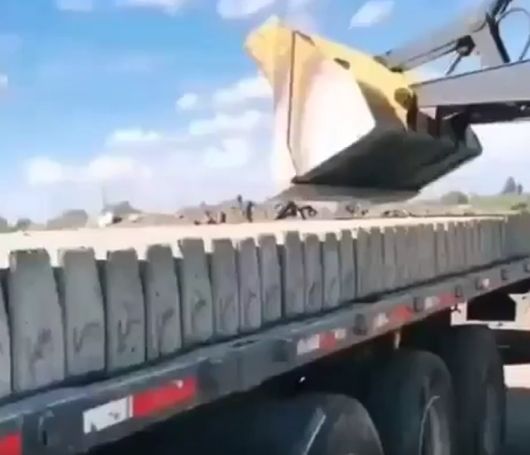 Он точно умеет управлять своим ковшом!⁠⁠