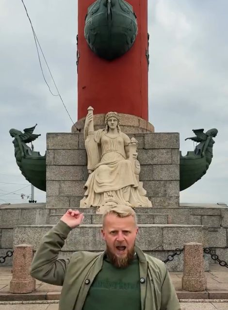 Кто сидит у Ростральных колонн?
