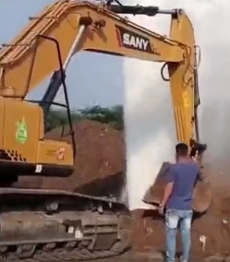 Напор водопровода против экскаватора