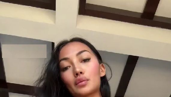 Показала