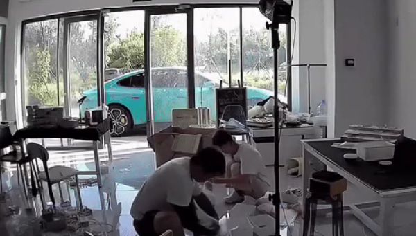 В Китае электрокар Xiaomi SU7 сам завёлся и уехал от хозяина, пока тот отдыхал у себя дома