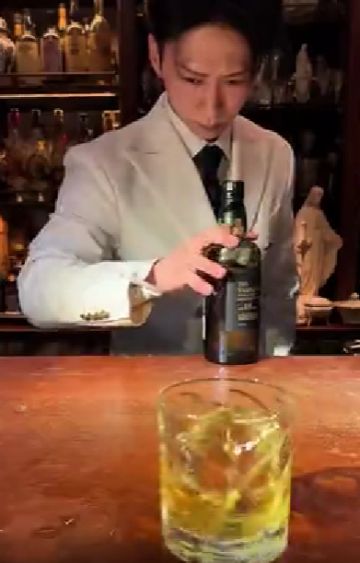 Суровый японский бармен