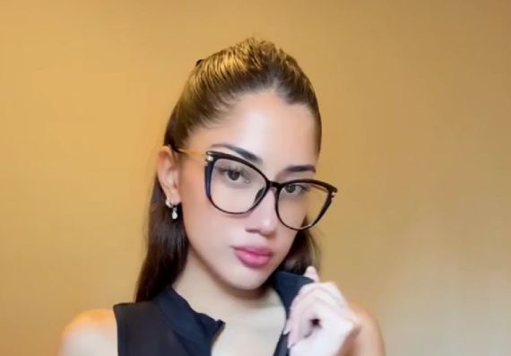 Какие у неё большие... очки⁠⁠