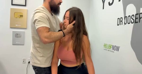 Девушка на приёме у бородатого остеопата