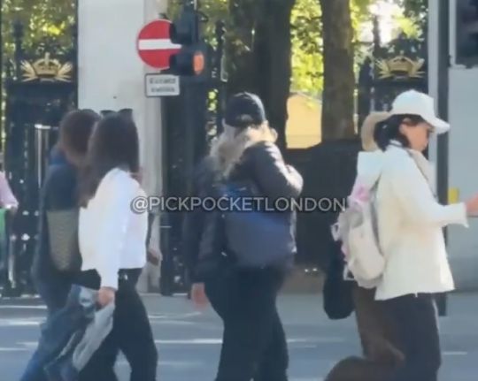 Мужик умело вычисляет и помечает краской карманников в Лондоне