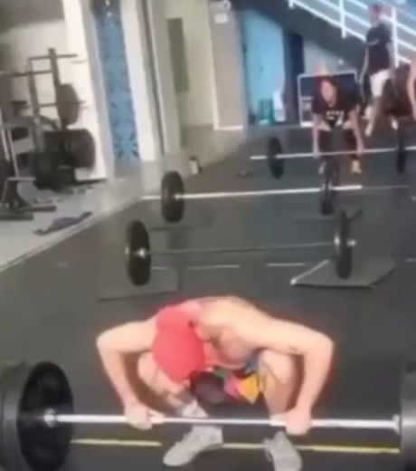 Ловкий спортик, сломал себе шею на тренировке