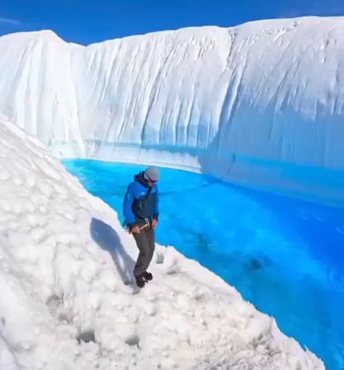 Река на леднике⁠⁠