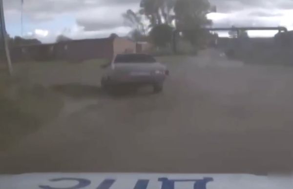 В Вологодской области мужик точным броском полена помог сотрудникам ДПС поймать лихача без прав