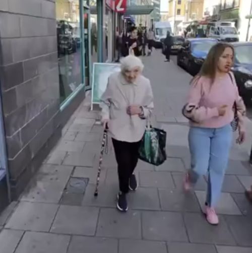 Этот парень дарит цветы пожилым женщинам, а их реакция очень трогательная