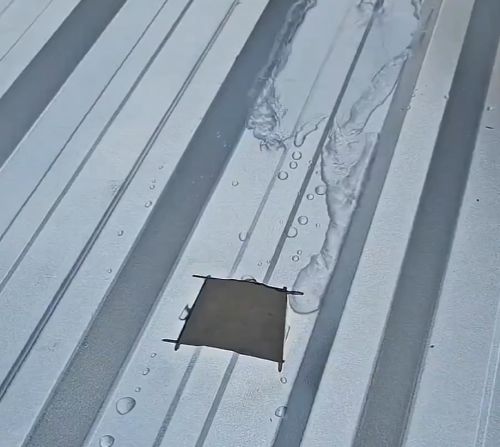 Заделываем дырку в профнастиле⁠⁠