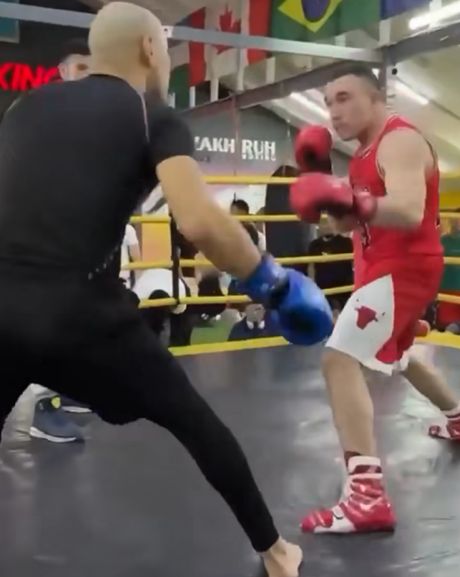 Боксер одним ударом отправил в нокаут заносчивого блогера, который попытался ударить его исподтишка