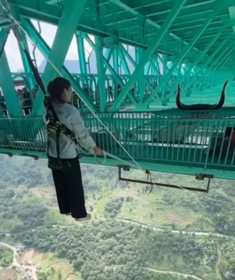 В Китае открыли банджи-джампинг с нового 625-метрового моста Huajiang Canyon Bridge