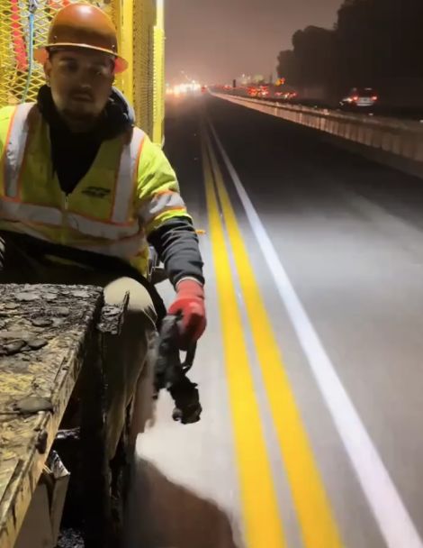 Нанесение отражателей на дорожную разметку