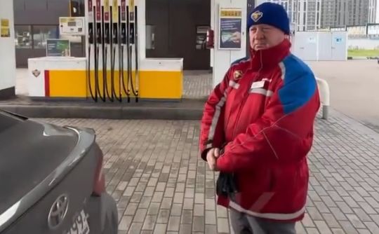 Девушкам с распущенными волосами нельзя заправлять машину