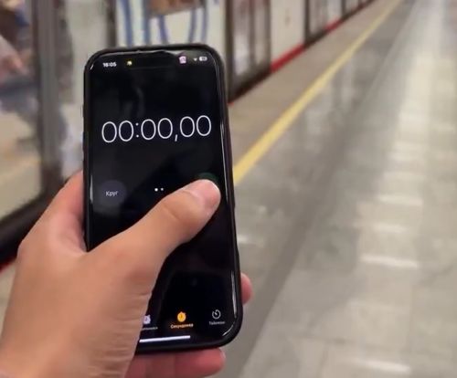 В заграничных соцсетях завирусился ролик, как поезд в московском метро приходит на платформу ровно через 1 минуту после ушедшего