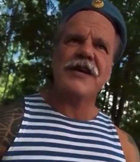 327 прыжков с парашютом