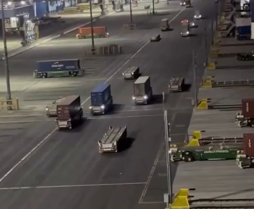 А в порту грузовики...