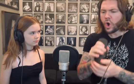 Папа и дочка решили спеть песенку