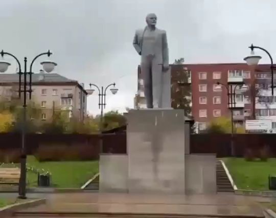В Ревде (Свердловская область) вернули на место отреставрированный памятник Владимиру Ильичу Ленину