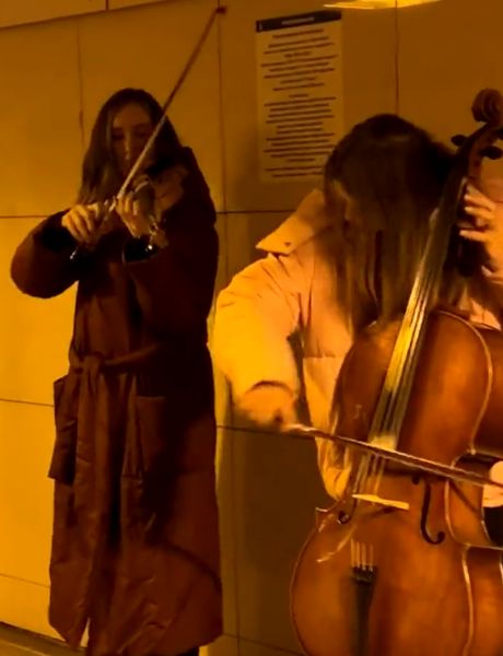 В Питерских переходах выступают Даша и Лида