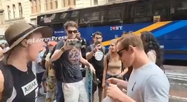 В Нью-Йорке парень с шашлыком пришёл на демонстрацию веганов-активистов