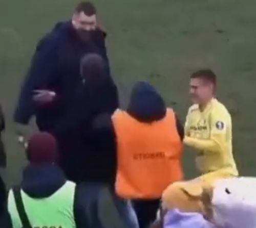 Запоминающееся предложение девушке на футболе