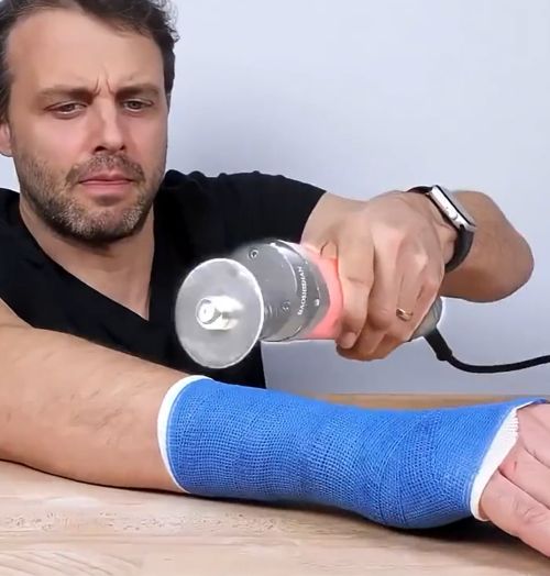 Секрет пилы, которой снимают гипс