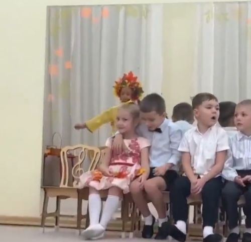 Мальчик с девочкой дружил...