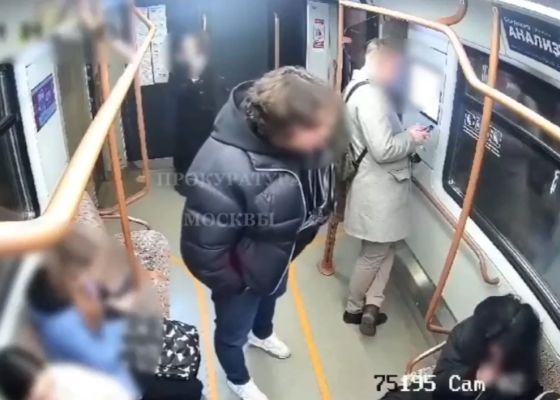 В метро агрессивный пассажир ударил с ноги подростка