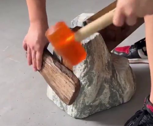 Кровать из камня и дерева