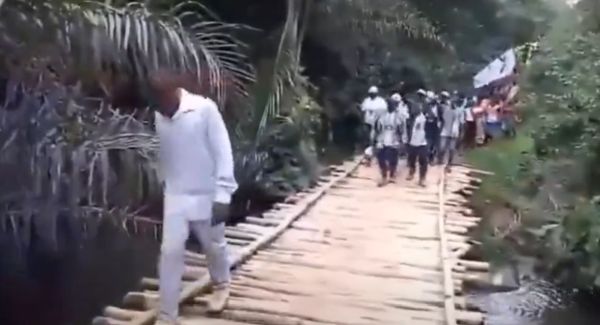 Конго построили деревянный пешеходный мост через реку за 2 миллиона долларов