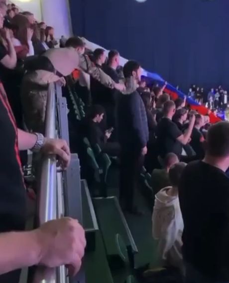 Попросили встать, когда играл гимн