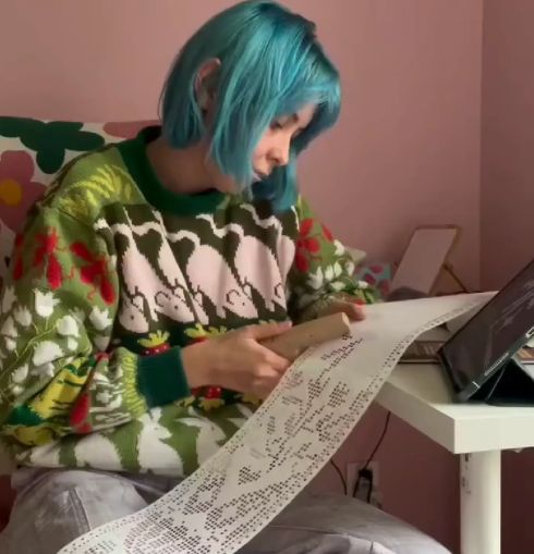 Кропотливый процесс вязания свитера